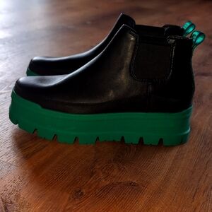 NWOT UGG emerald Merina black leather platform boot